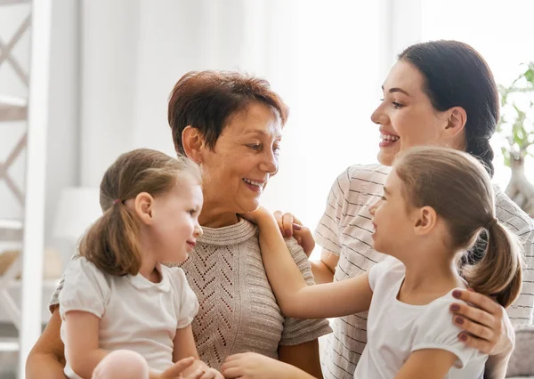 Fetele Frumoase Mama Bunica Lor Bucură Dimineața Însorită Distracţie Plăcută — Fotografie, imagine de stoc