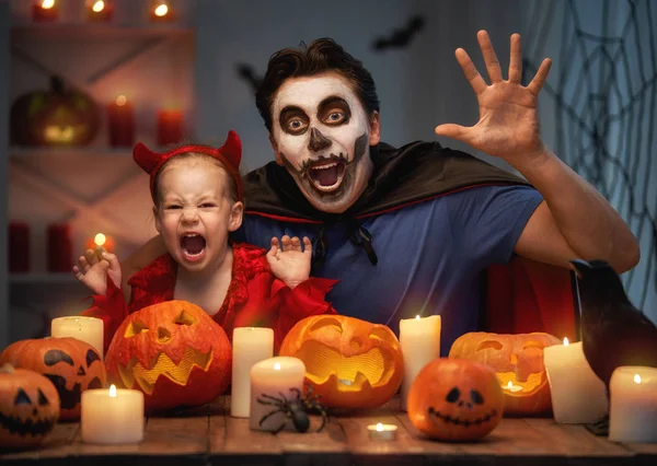 Vader Zijn Kind Met Plezier Thuis Gelukkige Familie Vieren Halloween — Stockfoto