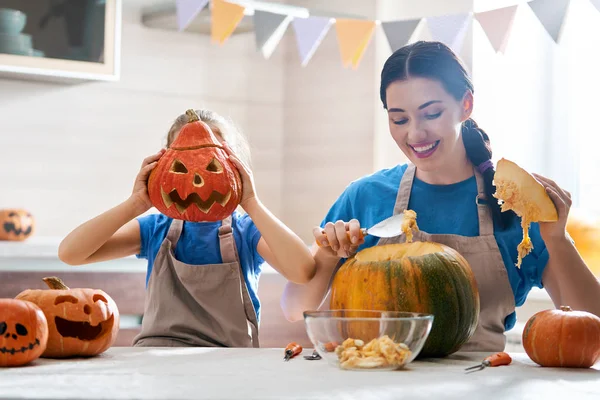 Feliz Dia Das Bruxas Mãe Filha Esculpir Abóbora Família Preparando — Fotografia de Stock