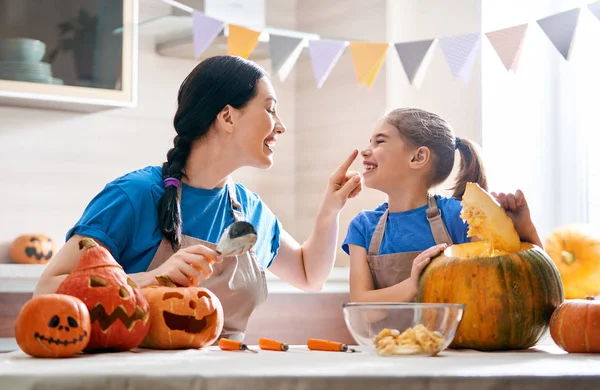 Feliz Halloween Madre Hija Tallando Calabaza Familia Preparándose Para Las — Foto de Stock