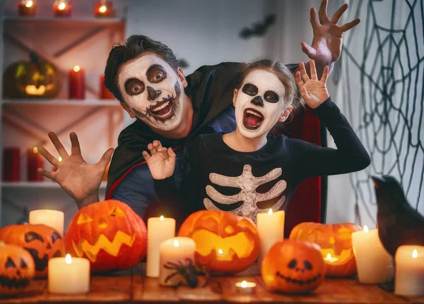 Padre Hijo Divierten Casa Feliz Familia Celebrando Halloween Personas Que — Foto de Stock