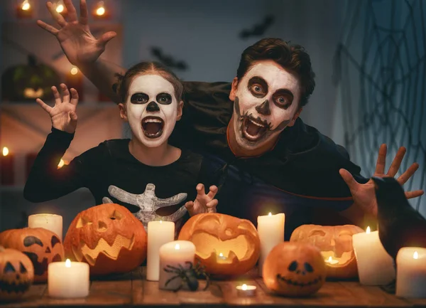 Pai Filho Divertirem Casa Família Feliz Celebrando Halloween Pessoas Vestindo — Fotografia de Stock