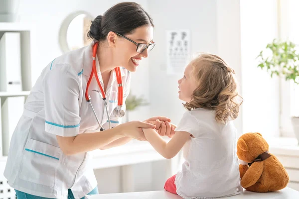 Arzt Untersucht Ein Kind Krankenhaus — Stockfoto