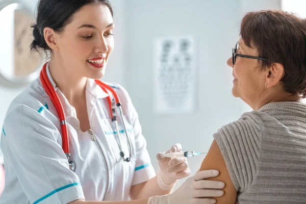 Arzt Impft Eine Frau Der Klinik — Stockfoto