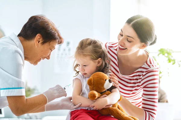 Dottore Che Una Vaccinazione Bambino Ragazzo Con Madre — Foto Stock