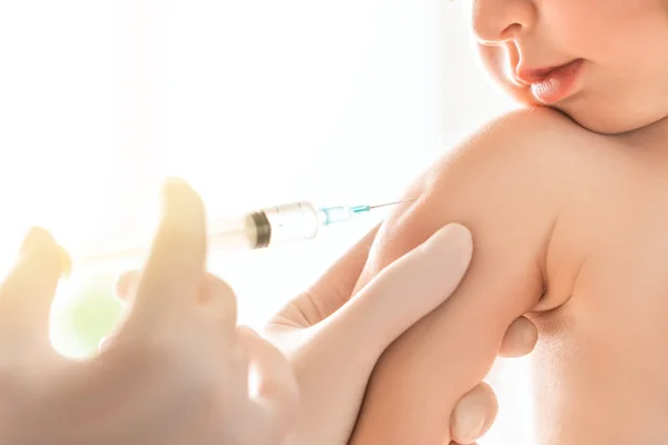Médecin Faisant Une Vaccination Enfant — Photo