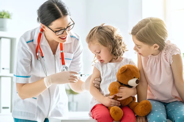 Medico Che Una Vaccinazione Bambino — Foto Stock