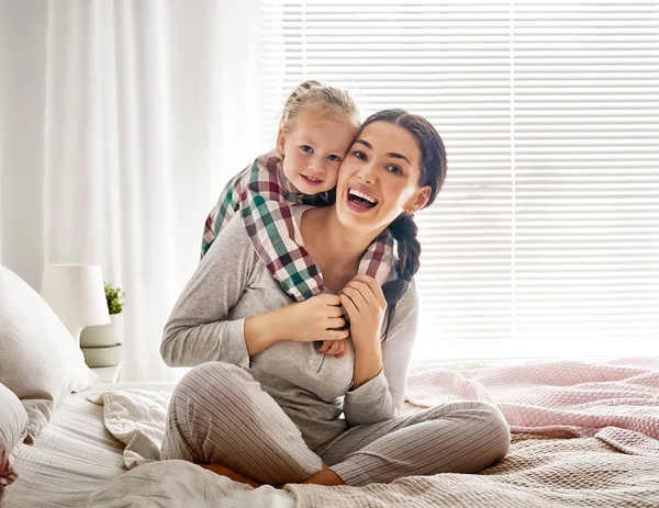 Uma Linda Menina Sua Mãe Desfrutam Manhã Ensolarada Bons Momentos — Fotografia de Stock