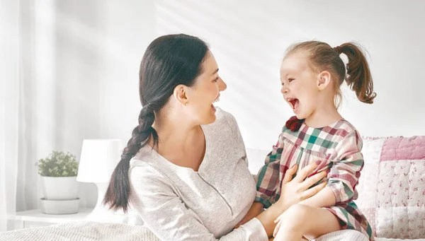 Uma Linda Menina Sua Mãe Desfrutam Manhã Ensolarada Bons Momentos — Fotografia de Stock