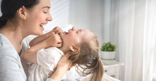 Ein Nettes Kleines Mädchen Und Ihre Mutter Genießen Den Sonnigen — Stockfoto