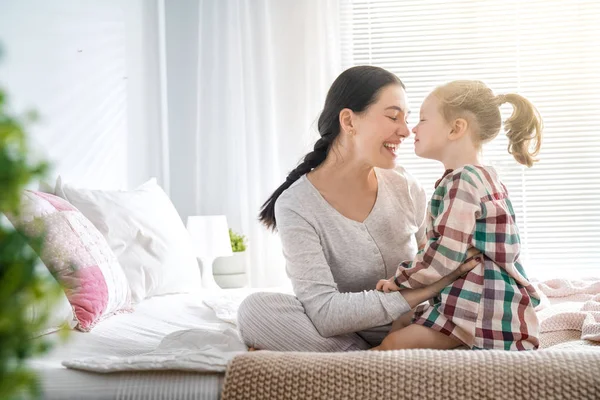 Een Lief Meisje Haar Moeder Genieten Van Zonnige Ochtend Veel — Stockfoto