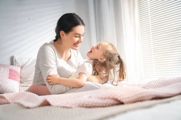 Uma Linda Menina Sua Mãe Desfrutam Manhã Ensolarada Bons Momentos — Fotografia de Stock