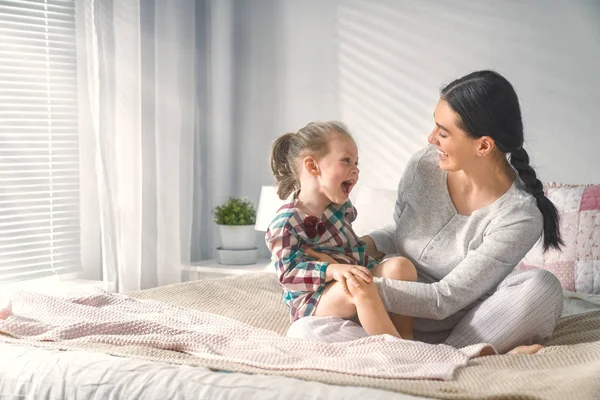 Uma Linda Menina Sua Mãe Desfrutam Manhã Ensolarada Bons Momentos — Fotografia de Stock