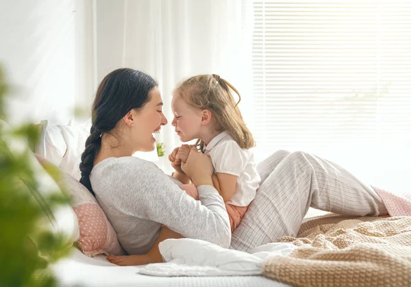 Una Linda Niña Madre Disfrutan Una Mañana Soleada Buen Momento — Foto de Stock