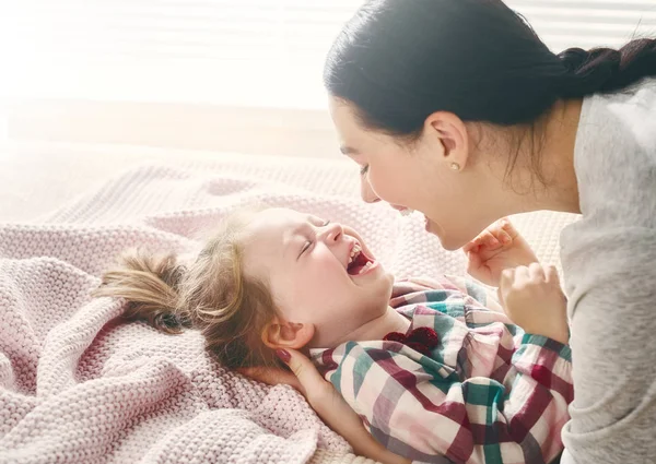 Uma Linda Menina Sua Mãe Desfrutam Manhã Ensolarada Bons Momentos — Fotografia de Stock