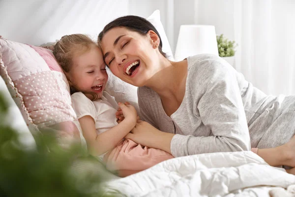 Uma Linda Menina Sua Mãe Desfrutam Manhã Ensolarada Bons Momentos — Fotografia de Stock