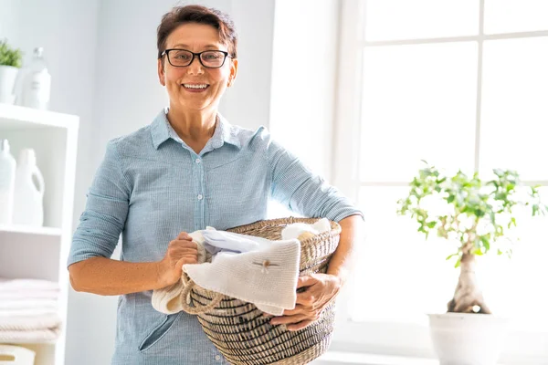 Schöne Frau Lächelt Beim Wäschewaschen Hause — Stockfoto