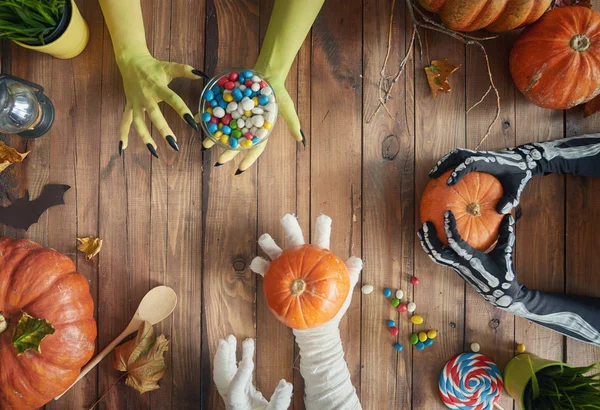 Buon Halloween Mani Zucche Sul Tavolo Casa Famiglia Prepararsi Vacanze — Foto Stock