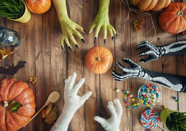 Feliz Halloween Manos Calabazas Mesa Casa Familia Preparándose Para Las — Foto de Stock