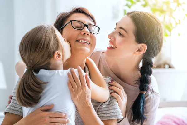 Ένα Ωραίο Κορίτσι Μητέρα Και Γιαγιά Απολαύσετε Ηλιόλουστο Πρωί Εγκαίρως — Φωτογραφία Αρχείου