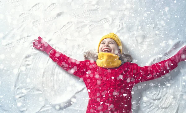 Menina Feliz Brincando Passeio Inverno Natureza Criança Fazendo Anjo Neve — Fotografia de Stock