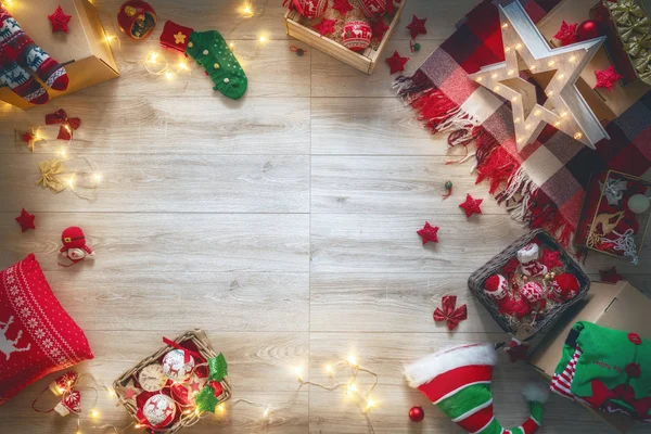 メリー クリスマスとハッピー ホリデー 木製の机の上の装飾品でつまらない 平面図です クリスマスの伝統 あなたのテキストのためのスペース — ストック写真