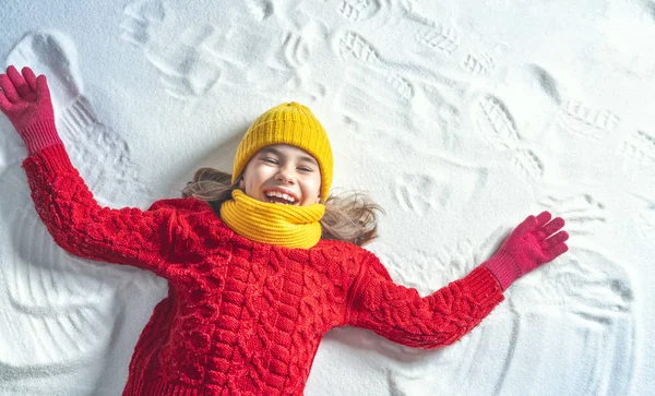 快乐的小女孩在大自然的冬季散步中玩耍 做雪天使的小孩 — 图库照片