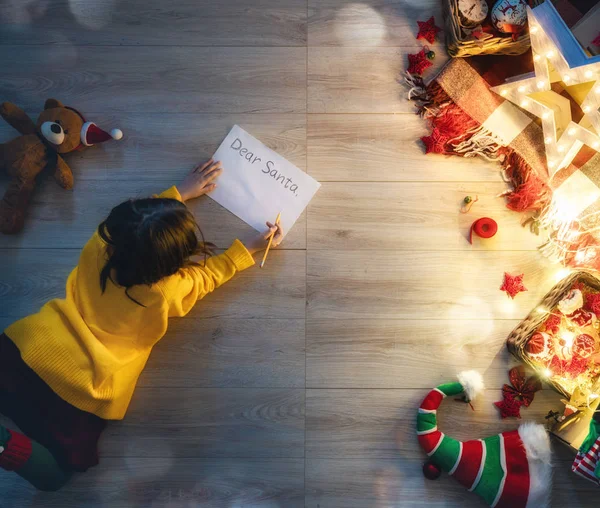 Boldog Karácsonyt Aranyos Kis Gyermek Lány Mikulás Levél Írása — Stock Fotó
