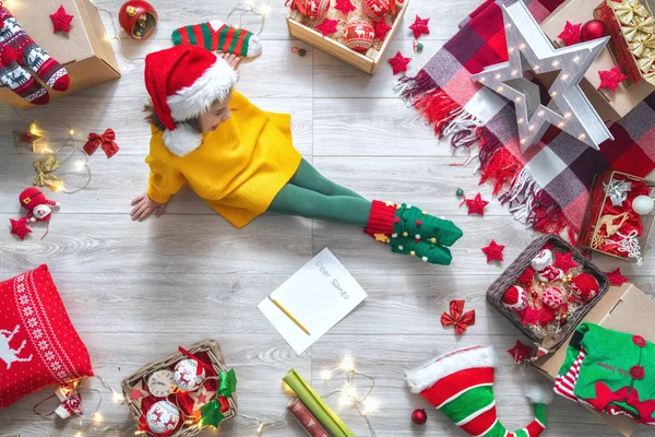 Boldog Karácsonyt Aranyos Kis Gyermek Lány Mikulás Levél Írása — Stock Fotó