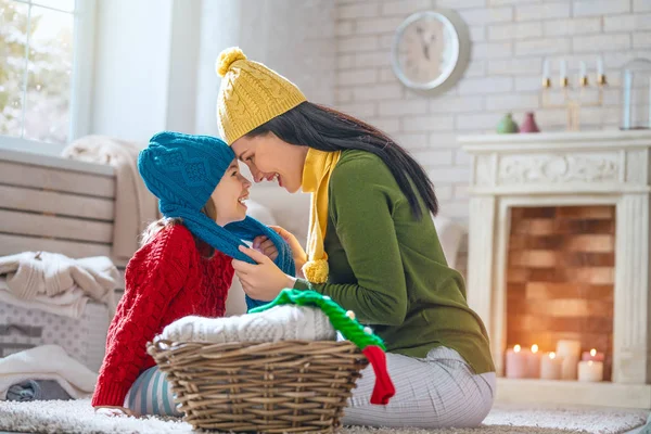 Зимний Портрет Счастливой Любящей Семьи Вязаных Свитерах Мать Девочка Веселятся — стоковое фото