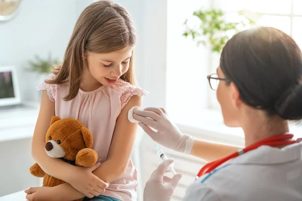 Médico Fazendo Uma Vacinação Para Uma Criança — Fotografia de Stock