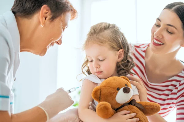 Dottore Che Una Vaccinazione Bambino Ragazzo Con Madre — Foto Stock