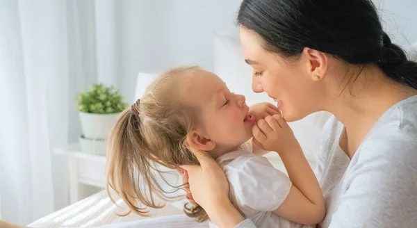 Uma Linda Menina Sua Mãe Desfrutam Manhã Ensolarada Bons Momentos — Fotografia de Stock