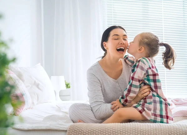 素敵な赤ちゃんの女の子と彼女の母親は晴れた朝をお楽しみください 家での楽しい時間 — ストック写真