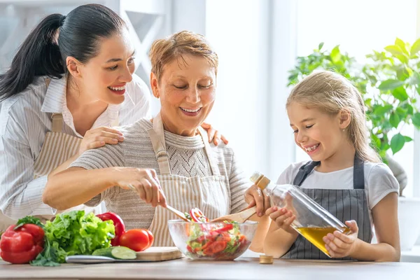 Evde Sağlıklı Yemek Mutfakta Mutlu Bir Aile Büyükanne Anne Çocuk — Stok fotoğraf