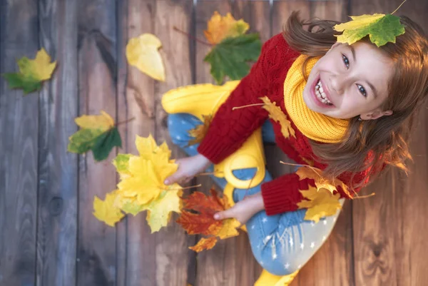 Niño Feliz Jugando Con Hojas Otoño Paseo — Foto de Stock