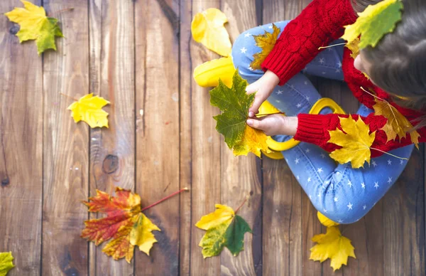 Glückliches Kind Beim Spielen Mit Herbstblättern Auf Dem Spaziergang — Stockfoto