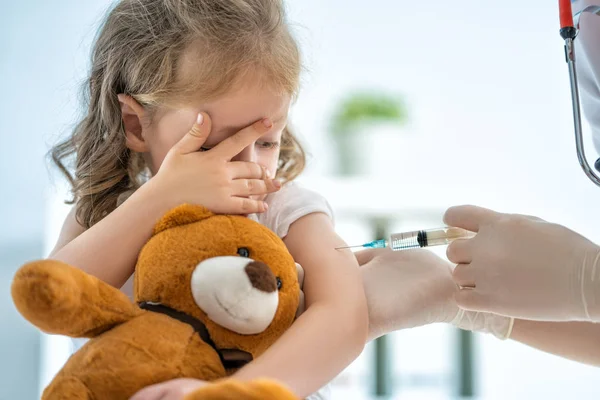 Ένας Γιατρός Που Κάνει Ένας Εμβολιασμός Ένα Παιδί — Φωτογραφία Αρχείου