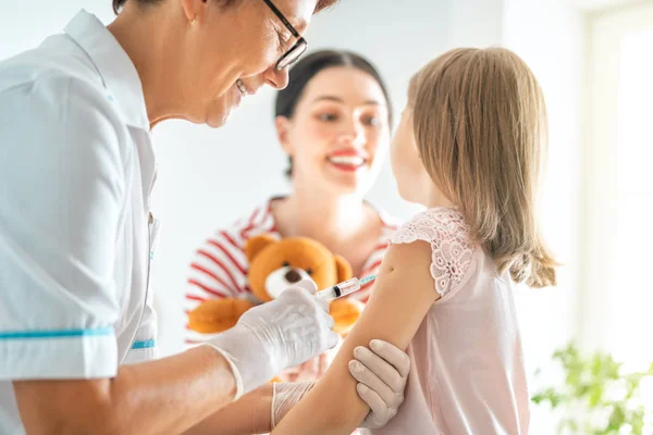 Médecin Faisant Une Vaccination Enfant Enfant Avec Mère — Photo