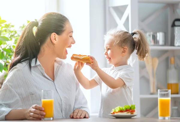 Здорова Їжа Вдома Щаслива Сім Кухні Мати Дочка Снідають — стокове фото