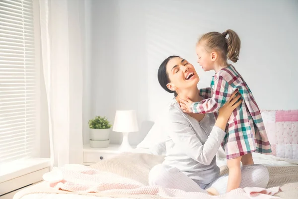 Uma Linda Menina Sua Mãe Desfrutam Manhã Ensolarada Bons Momentos — Fotografia de Stock