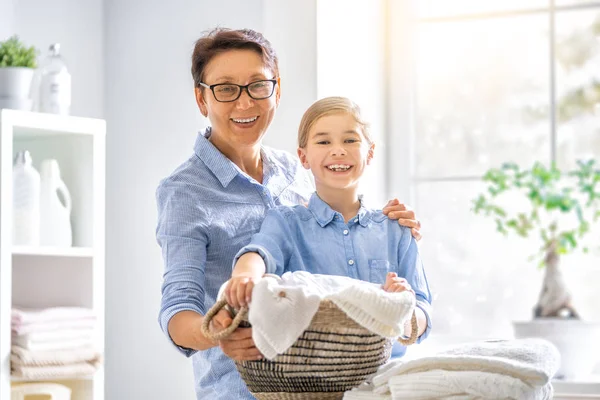 Schöne Frauen Und Kind Mädchen Kleine Helferin Haben Spaß Und — Stockfoto