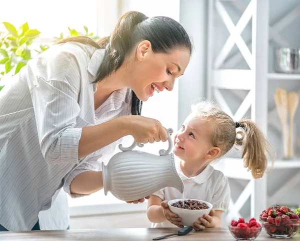 Здоровое Питание Дома Счастливая Семья Кухне Мать Дочь Готовят Завтрак — стоковое фото