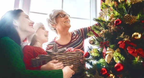 Різдвом Христовим Святом Бабуся Мама Дочка Прикрасити Дерева Приміщенні Вранці — стокове фото