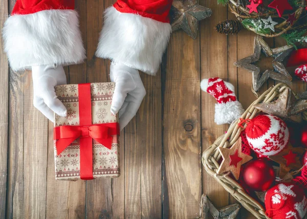 Mãos Papai Noel Com Presente Natal — Fotografia de Stock