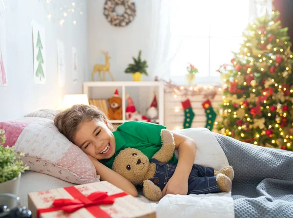 Щасливого Різдва Щасливого Свята Симпатична Маленька Дівчинка Спить Ліжку Біля — стокове фото