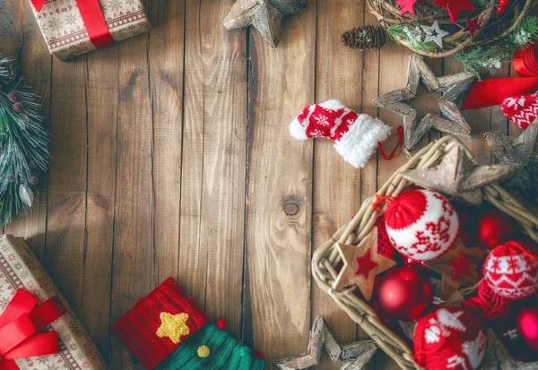 圣诞快乐 假期愉快 小玩意有木桌上的装饰品 顶部视图 圣诞传统 文本空间 — 图库照片