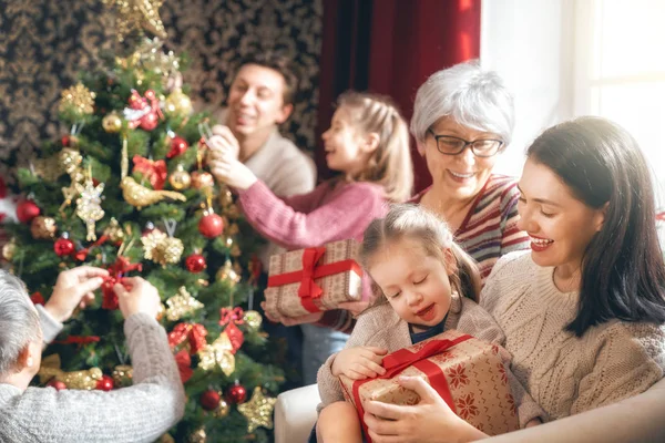 Merry Christmas Happy Holidays Opa Oma Moeder Vader Kind Uitwisselen — Stockfoto