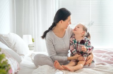 Güzel bir kız bebek ve annesi güneşli bir sabahın tadını çıkarıyorlar. Evde iyi vakit geçir.. 