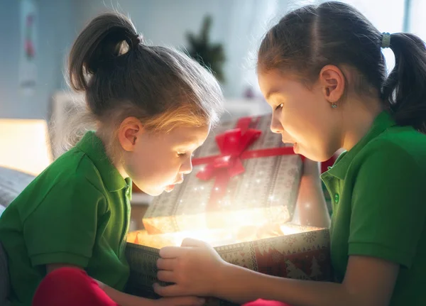 Veselé Vánoce Příjemné Svátky Roztomilé Holčičky Děti Dárkové Krabičce Doma — Stock fotografie